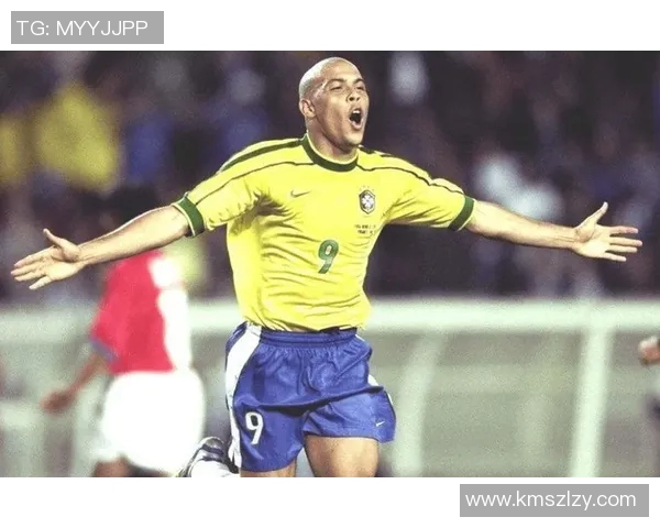 世界排名第一足球球星的职业生涯辉煌与挑战探索